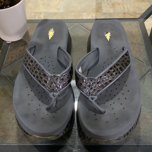 VOLATILE The Mini Croco Thong Wedge Sandal - Picture 4 of 8